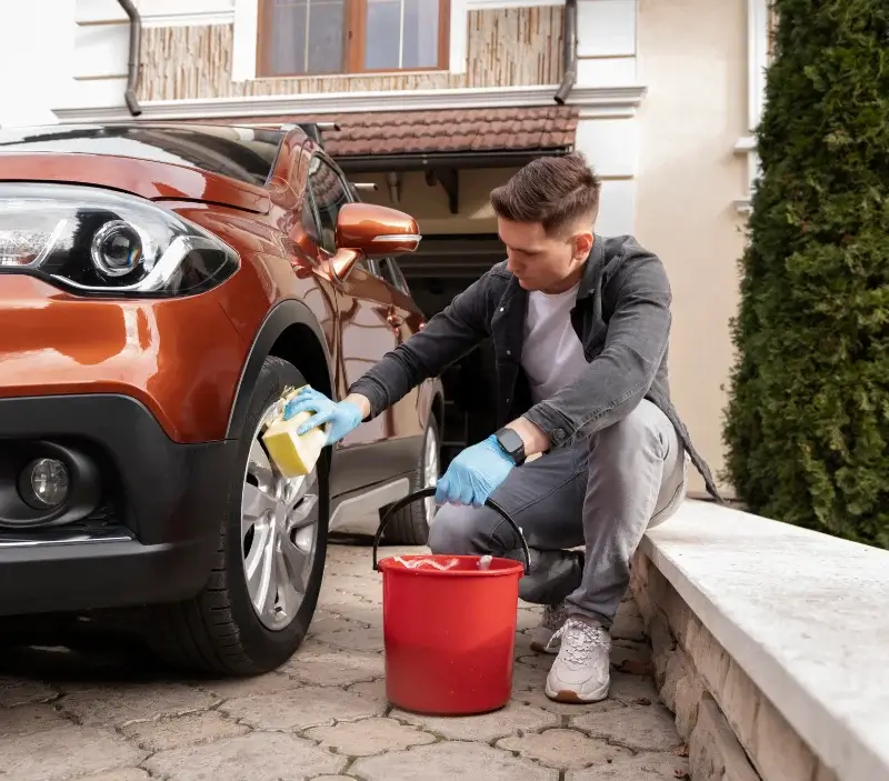 Lavage auto à domicile Saint-Laurent-Bretagne : professionnel intervenant sur un véhicule